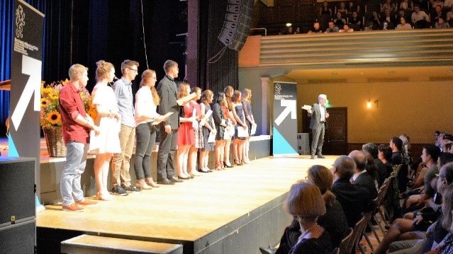 Ehrungen: Maturandinnen und Maturanden mit Spitzenresultaten werden auf der Bühne geehrt. Ehrungen: Maturandinnen und Maturanden mit Spitzenresultaten werden auf der Bühne geehrt.