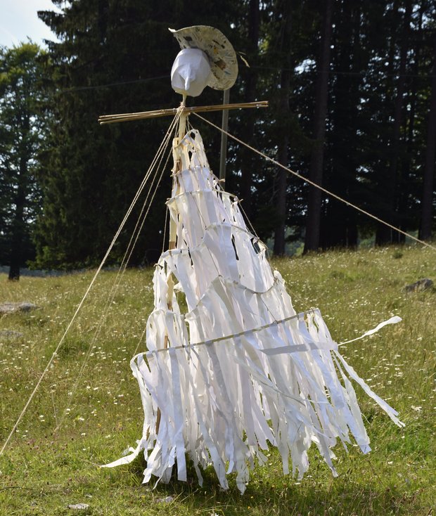 Mit lautem Rascheln schwebt die «Vogelscheuche» inmitten einer Wiese und verändert mit jedem Windstoss ihre Gestalt.