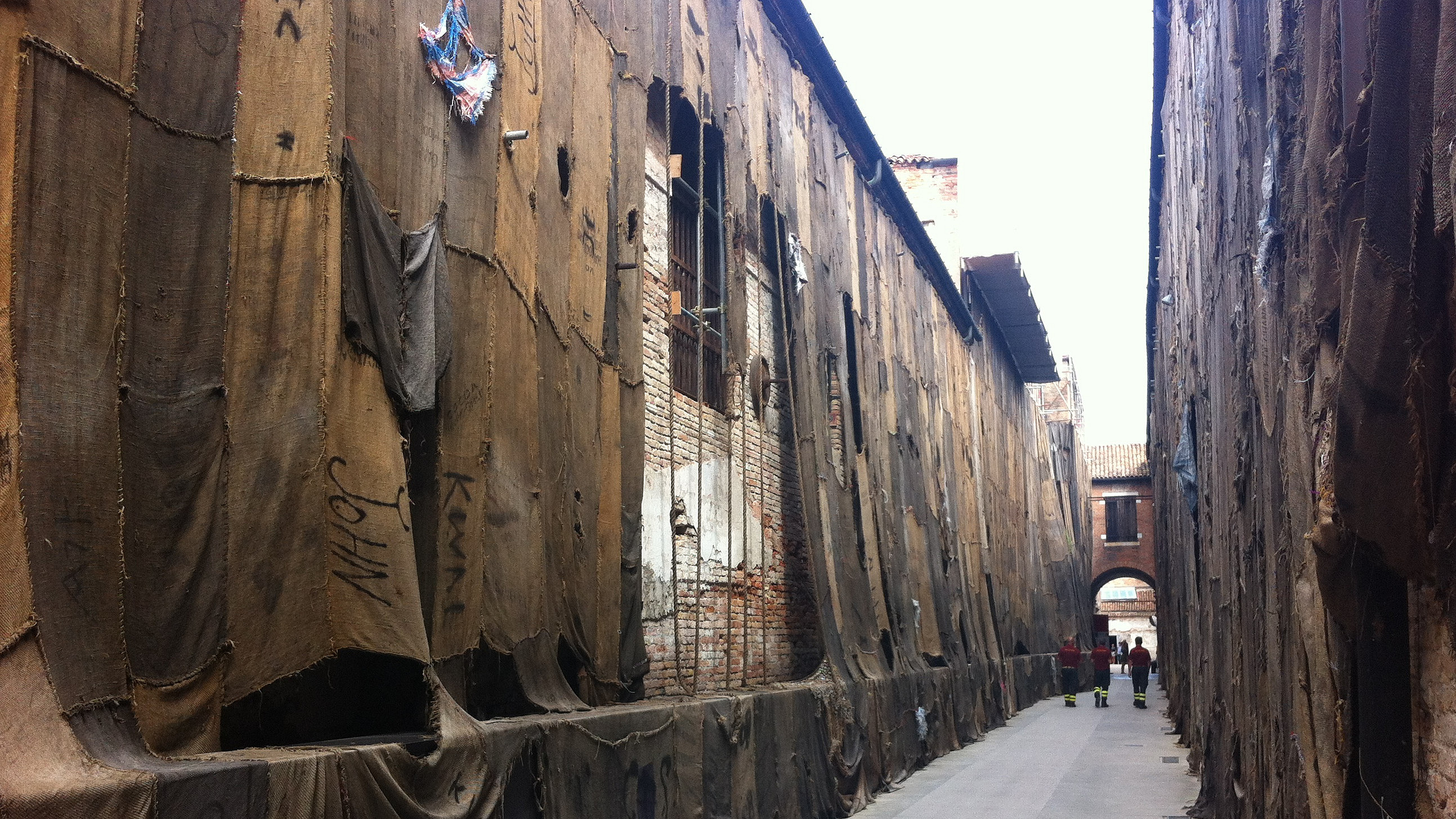 Mahamas Installation: Eine Passage der Nachdenklichkeit