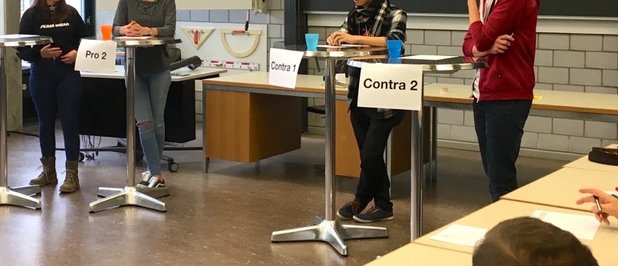Sollen Sprachaufenthalte obligatorisch sein? Sollen Sprachaufenthalte obligatorisch sein? Über Themen wie dieses wurde klassenübergreifend debattiert.