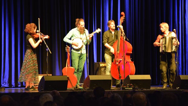 In fröhlicher Stimmung, festlich gekleidet und erwartungsvoll lauschte das Publikum zur Eröffnung der Maturitätsfeierlichkeiten den Irish-Folk-Musikklängen der Band SANYSAIDAP.