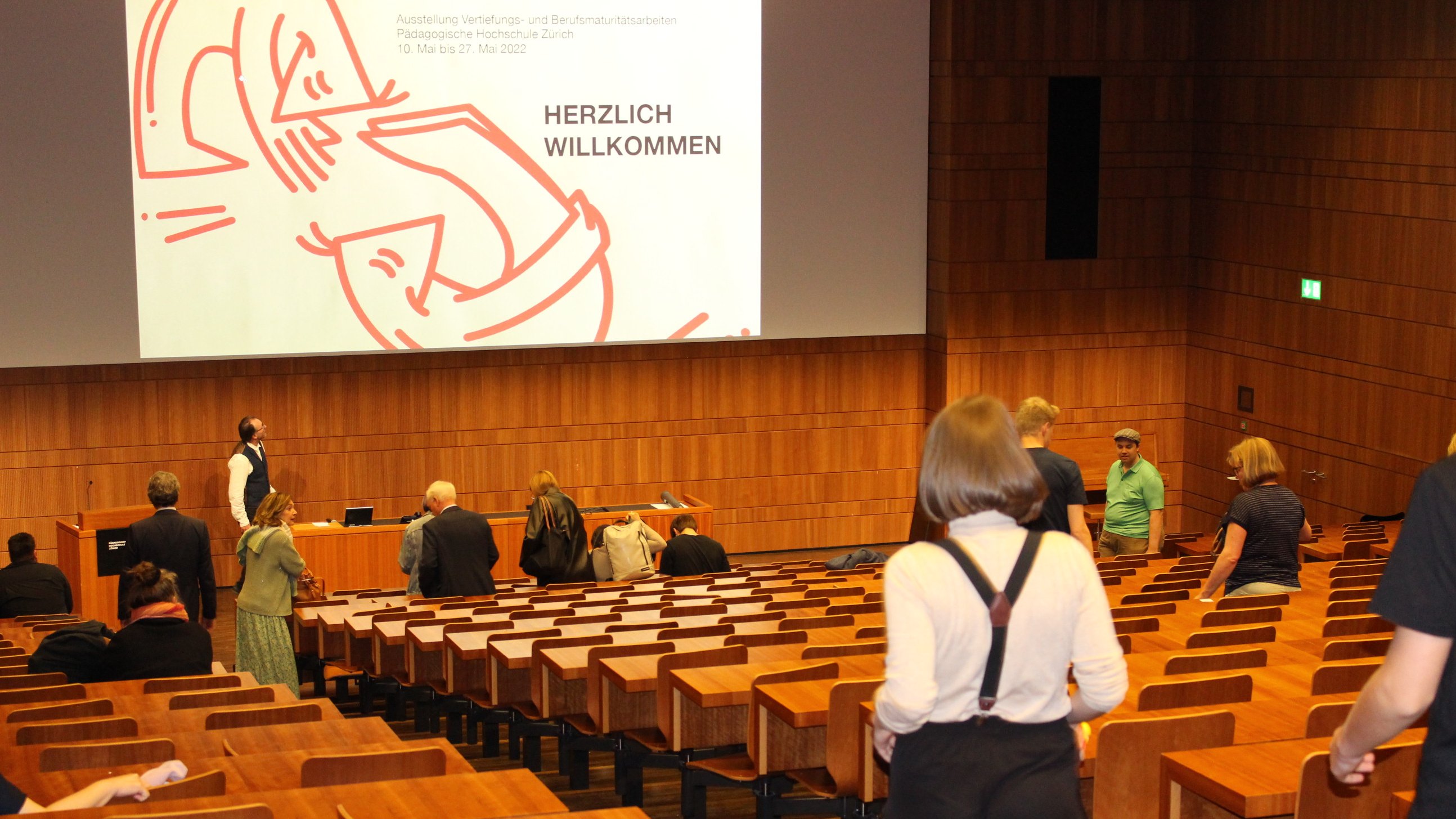 Die Gäste treffen im grossen Hörsaal zur Eröffnung der Vernissage ein. Die Gäste treffen im grossen Hörsaal zur Eröffnung der Vernissage ein.