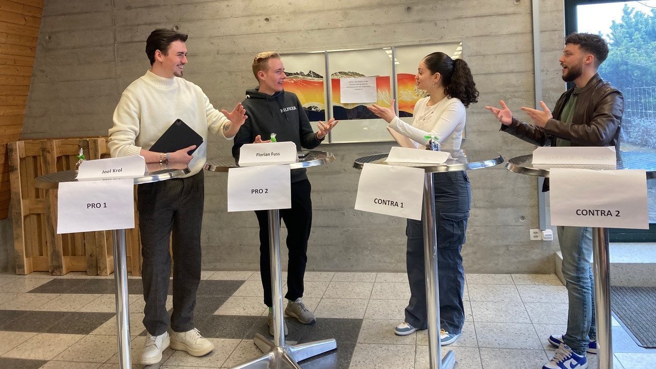 Teilnehmende debattieren über aktuelle Themen