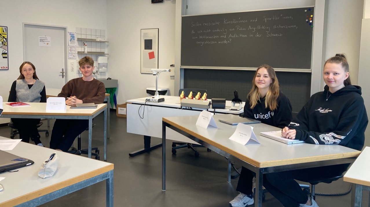 Engagiertes Debattieren mit Vertreterinnen und Vertretern der Klassen BKV21b und BKV21c. Engagiertes Debattieren mit Vertreterinnen und Vertretern der Klassen BKV21b und BKV21c.